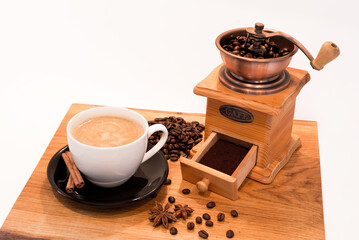 kawa, filiżanka kawy i stary młynek do kawy