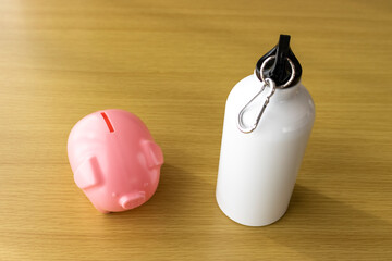 ラテマネーのイメージ。水筒と豚の貯金箱