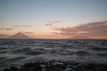 Obraz premium sunset over the sea mountain at sunset