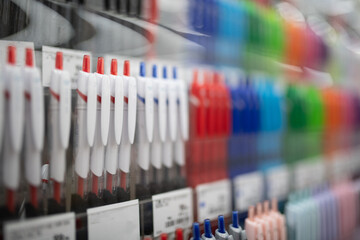 陳列された沢山のボールペン