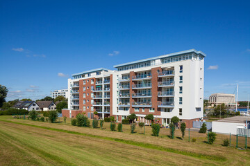 Modernes Wohngebäude aus Backstein am großen Hafen, Wilhelmshaven, Niedersachsen, Deutschland