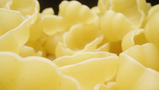 I pour gnocchetti out of the box, the camera pulls back, the slider cart is extremely close-up inside.