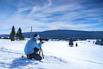 Fotografka fotografująca krajobraz zimą  - obrazy, fototapety, plakaty