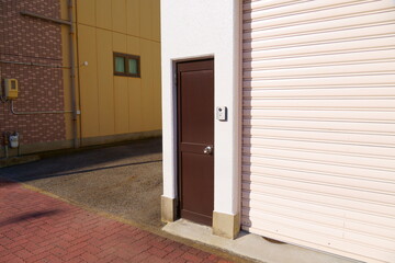 シャッター横の小さなドア