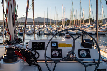 Cockpit Katamaran Hafen