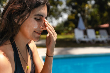 woman applying sunscreen 