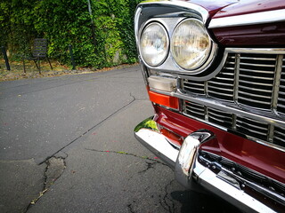 Verchromter Kühlergrill und Doppelscheinwerfer einer italienischen Mittelklasse Limousine der...