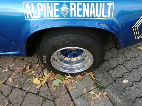 Sportfelge mit Breitreifen der Renault Alpine A110 der Sechzigerjahre und Siebzigerjahre am 28.07.2018 beim Oldtimertreffen Golden Oldies in Wettenberg Krofdorf-Gleiberg bei Gie&szlig;en in Hessen
