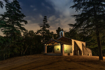 Ermita en el bosque