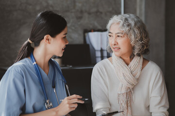 Doctors are talking to explain medication and health care to elderly patients, elderly people with underlying diseases need to be closely monitored by doctors and relatives. caring for the elderly.