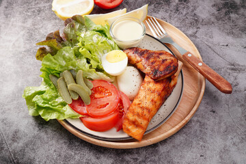 Grilled salmon and vegetable salad, a healthy menu.