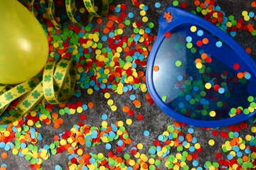 Partychaos zu Fasching oder Geburtstag mit Konfetti, Luftschlangen, große Brille und Ballons
