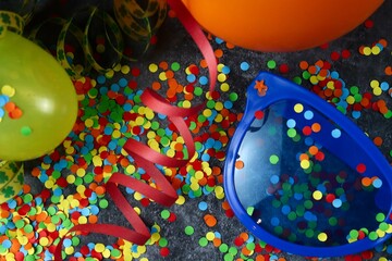 Partychaos zu Fasching oder Geburtstag mit Konfetti, Luftschlangen, große Brille und Ballons