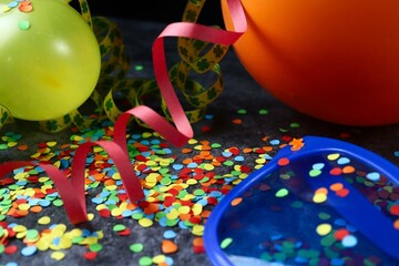 Partychaos zu Fasching oder Geburtstag mit Konfetti, Luftschlangen, große Brille und Ballons