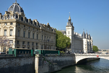 Fototapeta na wymiar Quais de l'île de la Cité à Paris. France