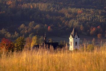 Kościół w jesiennych barwach
