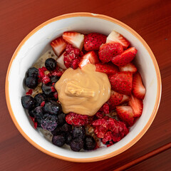 Desayuno Frutas Mantequilla de Maní Avena Frutillas Arandanos Bowl Colorido 