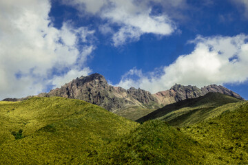 Montañas Rocosas Verdes Plantas Paisaje Cielo Despejado Azul Dia Soleado Naturaleza 
