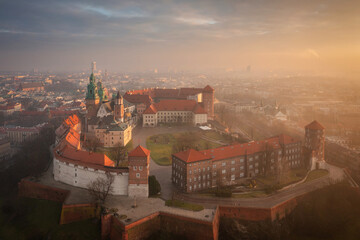 Obraz premium Foggy sunrise at Wawel Castle in Krakow. Poland