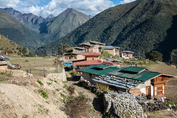 Maisons et montagnes à Laya, dixième jour du Snowman Trek, Bhoutan