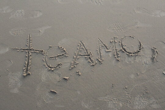 te amo escrito en la arena de la playa