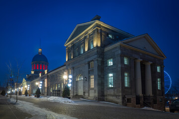 Fototapeta na wymiar Montreal, bonsecours market at night in the old port.