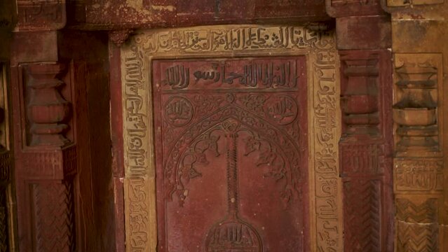 Full shot of arabic calligraphy on the walls of humayun tomb. Delhi, India