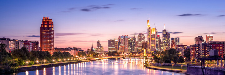 Fototapeta na wymiar Panorama der Skyline von Frankfurt zum Sonnenuntergang mit Farben und Licht.