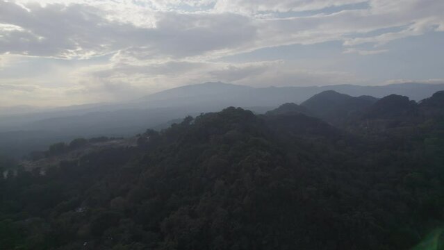 Vuelo de Dron atardecer sobre monta&ntilde;as en Coatepec M&eacute;xico