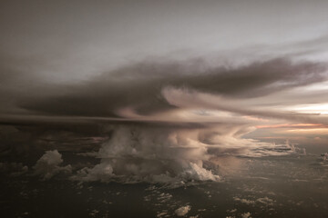 Gewitterwolke aus dem Flugzeug 