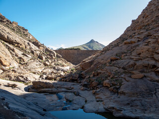 Las Peñitas dam in a ravine with the Lima peak in the background