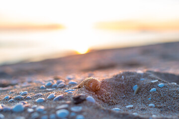 Imagen de fondo de la playa de arena y las olas del mar con luces brillantes