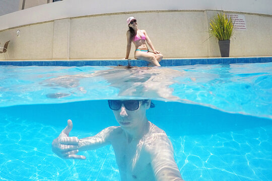 casal se divertindo na piscina fotos criativas com go pro 