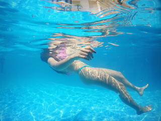 mulher linda diversão na piscina de férias 