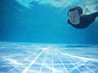 homem feliz na piscina mergulho água transparente 