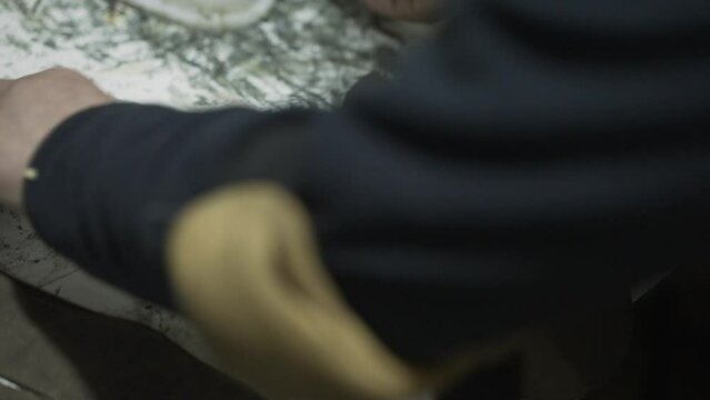 Zapateros latinos latinos con pegamento y herramientas en una fabrica