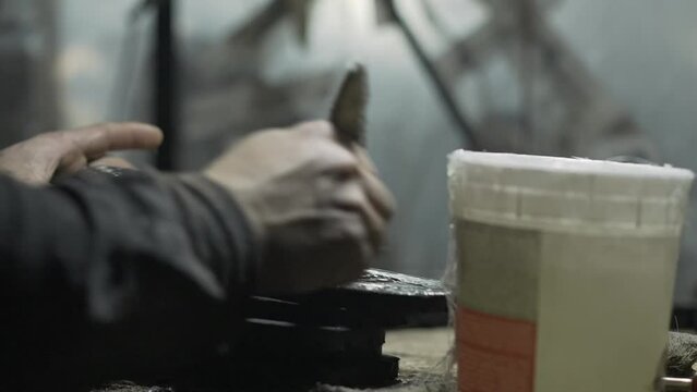 Zapateros latinos latinos con pegamento y herramientas en una fabrica