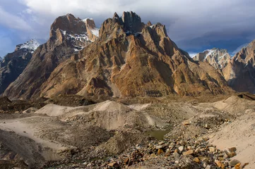 Crédence de cuisine en verre imprimé K2 The Trango Towers at 6,286 meters are a family of rock towers situated in Gilgit-Baltistan, in the north of Pakistan.