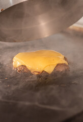 carne prensada ,hamburguer , hamburgueria , tipo smash carne , carne crua, suculenta