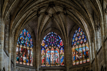 Ceiling and stained glass windows of the choir of the gothic cathedral in Condom, in the south of France (Gers) - obrazy, fototapety, plakaty