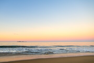 Obraz premium Beautiful sunny and pink sunrise on the beach