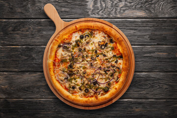Pizza with chicken, mushrooms, olives and pesto