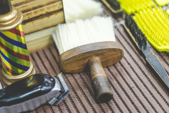 Ferramentas de trabalho em uma barbearia: Espanador de pesco&ccedil;o, m&aacute;quina de cortar cabelo e pente.