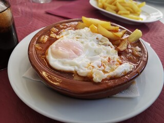 Callos con patatas y huevos
