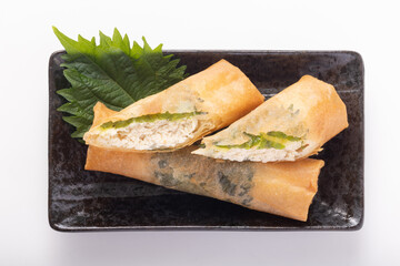 蒸し鶏の梅しそ揚げ春巻き