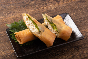 蒸し鶏の梅しそ揚げ春巻き