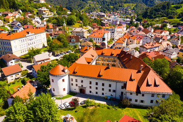Obraz premium Panoramic view of small Slovenian town Idrija on sunny day