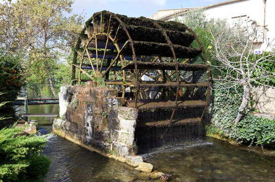 The Tourelles water wheel on the Sorgue River in L'Isle-sur-la-Sorgue, Provence, France.