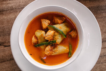 Corundas con caldo, carne de puerco y chile poblano 