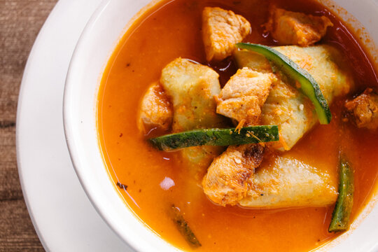 Corundas con carne de puerco y chile poblano en caldo 